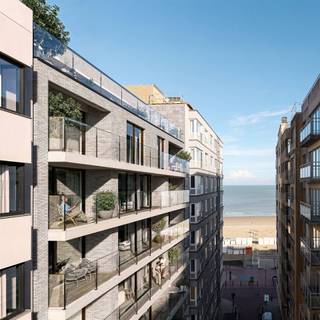 <p><span>Goed gelegen nieuwbouwproject vlak aan de uitgestrekte jachthaven en zeedijk van Blankenberge. </span></p><p><span>Luxueus afgewerkte 1- en 2-slaapkamerappartementen op een toplocatie. </span></p><p><span>De praktische indeling, ruime terrassen en klassevolle architectuur typeren dit project. </span></p><p><span>Unieke penthouse-appartementen met 2 slaapkamers en 2 terrassen. </span></p><p><span>U kan kiezen voor de hoogstaande standaardafwerking of u kan het appartement afwerken naar eigen keuze. </span></p><p><span>Privatieve bergingen en een ruime fietsenstalling bieden u optimaal comfort. </span></p><p><span>De residentie bevindt zich op wandelafstand van de Grote Markt, het winkel-wandelgebied en de tram. </span></p><p><span> </span></p><p><span>Oplevering december 2027. Prijzen vanaf 240.000*. </span></p><p><span> </span></p><p><span>Op de website kan u het ganse aanbod raadplegen.</span></p><p><span>WWW.IMMOMARINA.BE </span></p><p><span> </span></p><p><span>*Neem contact met ons kantoor om de bijkomende kosten en voorwaarden te kennen.</span></p><p><span> </span></p>