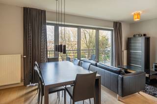 <p>Ontdek dit instapklare tweeslaapkamerappartement op de eerste verdieping van een verzorgd gebouw gelegen in Elsene. Dit lichtrijke appartement combineert comfort, functionaliteit en een uitstekende ligging in een van de meest gegeerde wijken van Brussel. Bovendien beschikt het appartement over een gunstig EPC-label B!</p>
<p>De leefruimte baadt in het natuurlijke licht dankzij de grote raampartijen die uitgeven op het ruime terras aan de achterzijde. Hier geniet u in alle rust van een open uitzicht en een groene omgeving. De leef- en eetkamer sluiten harmonieus aan op de volledig uitgeruste open keuken, voorzien van kwalitatieve toestellen, voldoende kastruimte en een tijdloos design.</p>
<p>Het appartement beschikt over twee volwaardige slaapkamers met mooie lichtinval en een rustige sfeer. De volledig ingerichte badkamer is uitgerust met een dubbele lavabo en een ligbad met douchemogelijkheid. Daarnaast is er een apart gastentoilet en een praktische wasruimte.</p>
<p>Verder geniet u van een terras waar u kan ontspannen, evenals toegang tot een gemeenschappelijke tuin, een zeldzame troef in deze buurt. Een privatieve berging en een parkeerplaats zijn inbegrepen in de prijs!</p>
<p>Gelegen op toplocatie in Elsene, in de onmiddellijke nabijheid van winkels, openbaar vervoer, restaurants en belangrijke invalswegen, biedt dit appartement alles wat je nodig hebt. Een ideale opportuniteit voor wie op zoek is naar een kwalitatieve woonst of een waardevaste investering in Brussel.</p>
<p>Vraag je bezoek aan!</p>