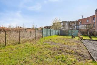 Middenin de rustige en aangename regio in Zwijndrecht ligt deze bouwgrond van 145 vierkante meter, perfect voor wie droomt van een eigen plekje...