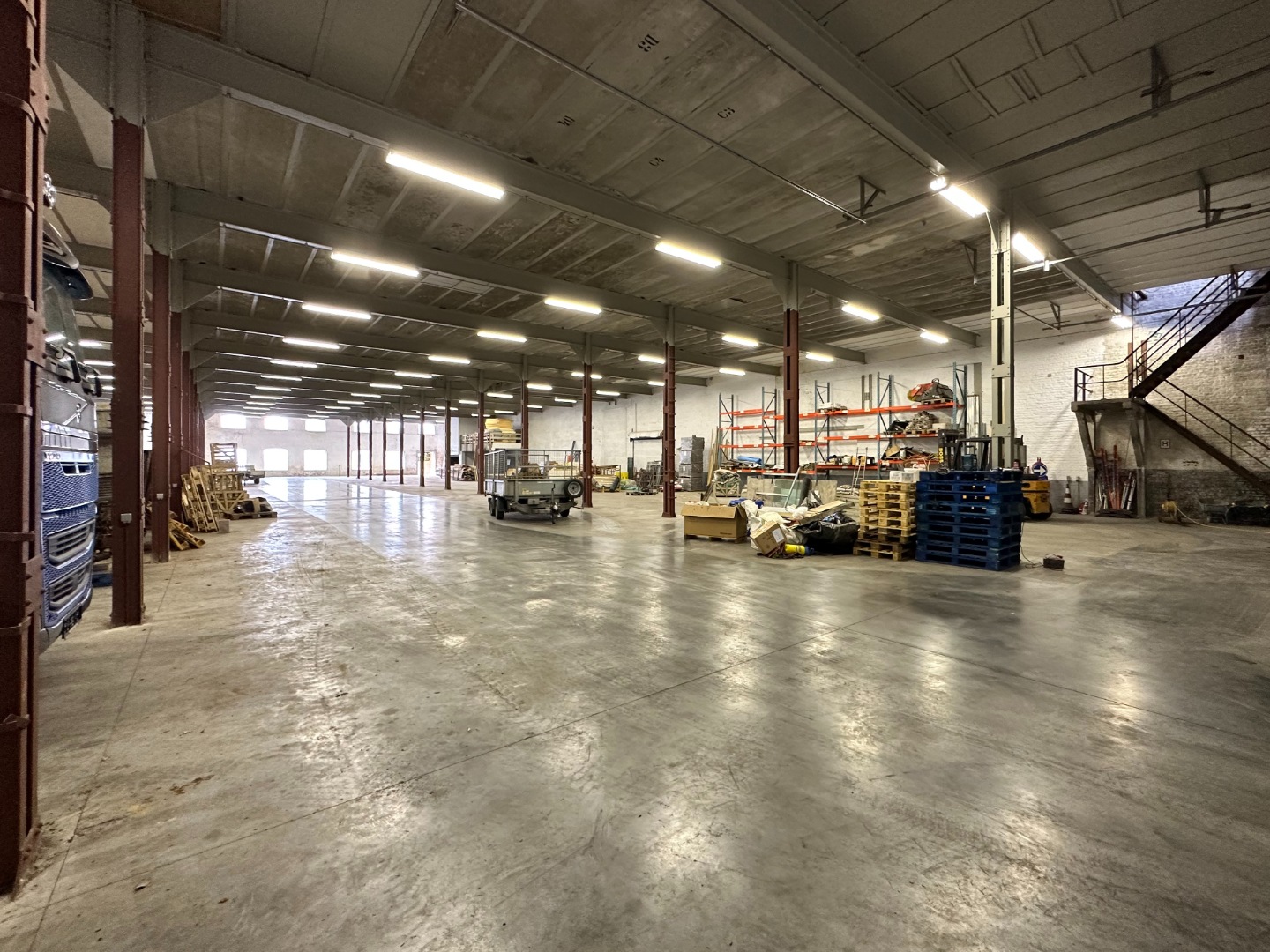 Te koop, industriële loods (2.200m²) met verdiep (2.200m²) en grote parking te Eeklo - foto 4