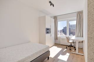 Deze prachtige studentenkamer bevindt zich in het centrum van Leuven op een rustige locatie achterin gelegen.<br /> <br />Dit opbrengstpand bestaat uit 14 studentenkamers met gedeeld toilet, 1 kamer met volledige eigen badkamer en een 1slaapkamer appartement. <br /><br />Deze kamer bestaat uit een lavabo en douche en is uitgerust met ontbijtblok (frigo en microgolf), kleerkast, bed, bureau en bureaustoel. <br />De kamers worden volledig bemeubeld en geschilderd verkocht.<br /> <br />Extra foto's en een overzicht van alle units kan via email bezorgd worden.<br /> <br />Er is een ruime gemeenschappelijke keuken aanwezig. Deze zijn volledig uitgerust met alle nodige toestellen. Verder is er een afvallokaal.<br /> <br />Het pand werd in 2026 volledig vernieuwd en aangepast aan de hedendaagse eisen. Verder is er een thuisbatterij van 20kw.<br /> <br />Het gebouw beschikt over een betonnen constructie.<br /><br />De studentenkamer kan verkocht worden met een huurgarantie indien gewenst. Huurprijzen van 600 tot 695 euro/ maand exclusief kosten.<br /> <br />Aarzel niet ons te contacteren voor verdere inlichtingen of voor een plaatsbezoek.
