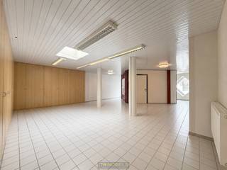 <strong>STRATEGISCH GELEGEN KANTOOR- OF PRAKTIJKRUIMTE (120M²)</strong> met hoge visibiliteit en <strong>FLEXIBELE INDELINGSMOGELIJKHEDEN</strong>, ideaal voor wie op zoek is naar een commerciële ruimte op een <strong>NABIJ DE E40 RICHTING GENT EN BRUSSEL</strong>. Deze veelzijdige ruimte biedt een <strong>FUNCTIONELE WERKOMGEVING</strong> en kan volledig naar <strong>EIGEN WENS</strong> ingericht worden, waardoor ze geschikt is voor <strong>DIVERSE PROFESSIONELE ACTIVITEITEN</strong> zoals een <strong>KANTOOR, PRAKTIJK OF DIENSTVERLENENDE ACTIVITEIT</strong>. Bij het betreden komt u in de inkomhal die toegang geeft tot een ruime <strong>OPEN WERKRUIMTE</strong>, aangevuld met een aparte keuken en toilet voor extra comfort. Een bijkomende troef is de aanwezigheid van een <strong>PUBLIEKE LAADPAAL</strong> op de parking, waarvan de <strong>OPBRENGST</strong> ten goede komt aan de huurder, evenals de <strong>INSTALLATIE VAN 17 ZONNEPANELEN</strong> die bijdragen aan een energiezuinige werking.<br />Bovendien bestaat de mogelijkheid om de <strong>BOVENVERDIEPING BIJ TE HUREN</strong>, wat extra ruimte en groeipotentieel biedt voor uw onderneming.<br /><br /><br />Adres: Stationsstraat 68 - 9450 Haaltert<br />Onmiddellijk beschikbaar<br />Huurprijs: €800/maand<br />EPC: EPC B