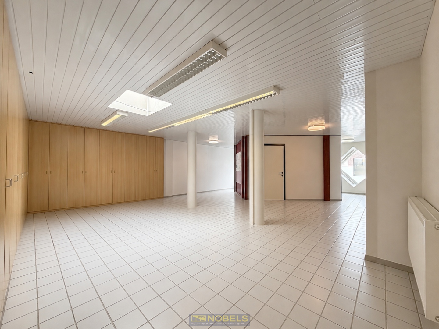 Te huur, commerciële eigendom met visibiliteit en publieke laadpaal nabij E40 - foto 2