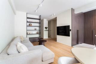 Aan de prestigieuze Amerikalei, één van de mooiste lanen van Antwerpen, vinden we dit luxueuze appartement op de eerste verdieping terug. Op wandelafstand bevinden zich het KMSKA, de levendige Marnixplaats met tal van gezellige cafés en restaurants én het vernieuwde Zuidpark. Dankzij de centrale ligging geniet u bovendien van een uitstekende bereikbaarheid, met vlotte verbindingen naar het stadscentrum en de belangrijkste invalswegen.<br /><br />Bij het betreden van het appartement wordt u verwelkomd in een lichtrijke leefruimte met een prachtige parketvloer die meteen warmte en karakter uitstraalt. Dankzij de open indeling vloeien de leefruimte, eetkamer en keuken naadloos in elkaar over, wat zorgt voor een ruimtelijk en harmonieus geheel. De absolute blikvanger is zonder twijfel de stijlvolle keuken met kookeiland, die niet alleen functioneel is, maar ook een elegante en uitnodigende sfeer creëert. Perfect voor gezellige diners met familie en vrienden.<br /><br />Het appartement beschikt over een volwaardige masterbedroom met rechtstreekse toegang tot het compacte terras. Daarnaast is er een tweede kamer aanwezig die flexibel kan worden ingericht volgens uw persoonlijke wensen, bijvoorbeeld als kinderkamer, dressing of bureau. De smaakvolle badkamer vervolledigt het geheel en is uitgerust met een ruime inloopdouche en een lavabo met praktische onderbouwkasten.<br /><br />Tot slot is er ook nog een handige kelderberging aanwezig.<br /><br />Interesse? Contacteer LISTED voor een bezoek: +32 283 51 51.
