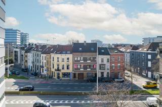 Dankzij de ligging, langs de Sint-Lievenslaan, biedt deze woning een vlotte verbinding naar zowel het stadscentrum als de belangrijkste invalswegen.<br /><br />Dit pand (431 m<sup>2</sup> bvo) bestaat uit 2 voormalige woningen die doorheen de jaren werden samengevoegd tot één ruime woning. Op heden beschikt de woning over 8 kamers, is volledig onderkelderd, heeft een inpandige garage en een praktische zolder.<br />Een extra troef is de zuidgeoriënteerde tuin die bijzonder rustig is.<br /><br />Indeling:<br />GV: 2 inkomhallen, met een grote woonkamer, verder is er een keuken, achter de keuken is er een ruimte met een douche en aansluiting voor de wasmachine.<br />1e V: op de eerste verdieping zijn er vier ruime slaapkamers.<br />Half verdieping: aan beide kanten van het pand is er een aparte badkamer (per zijde/woonentiteit).<br />2e V: de tweede verdieping telt nog vier slaapkamers.<br />3e V: per huis een zolder.<br /><br />Kortom, een unieke opportuniteit voor wie op zoek is naar een ruime woning met polyvalente mogelijkheden en de mogelijkheid om een eigen stempel te drukken.<br /><br />EPC: 606 kWh/m²/jaar - label F - Renovatieverplichting: JA.<br />Bruikbare vloeroppervlakte: 431 m² (opgemeten volgens EPC)<br />Asbestattest: Niet Asbestveilig: 4 asbestmaterialen - 0 beperkingen - 0 uitsluitingen.<br />Stedenbouwkundige inlichtingen: Woongebied, vergunning uitgereikt, geen rechterlijke herstelmaatregel of bestuurlijke maatregel opgelegd, geen verkavelingsvergunning uitgereikt, geen voorkooprecht