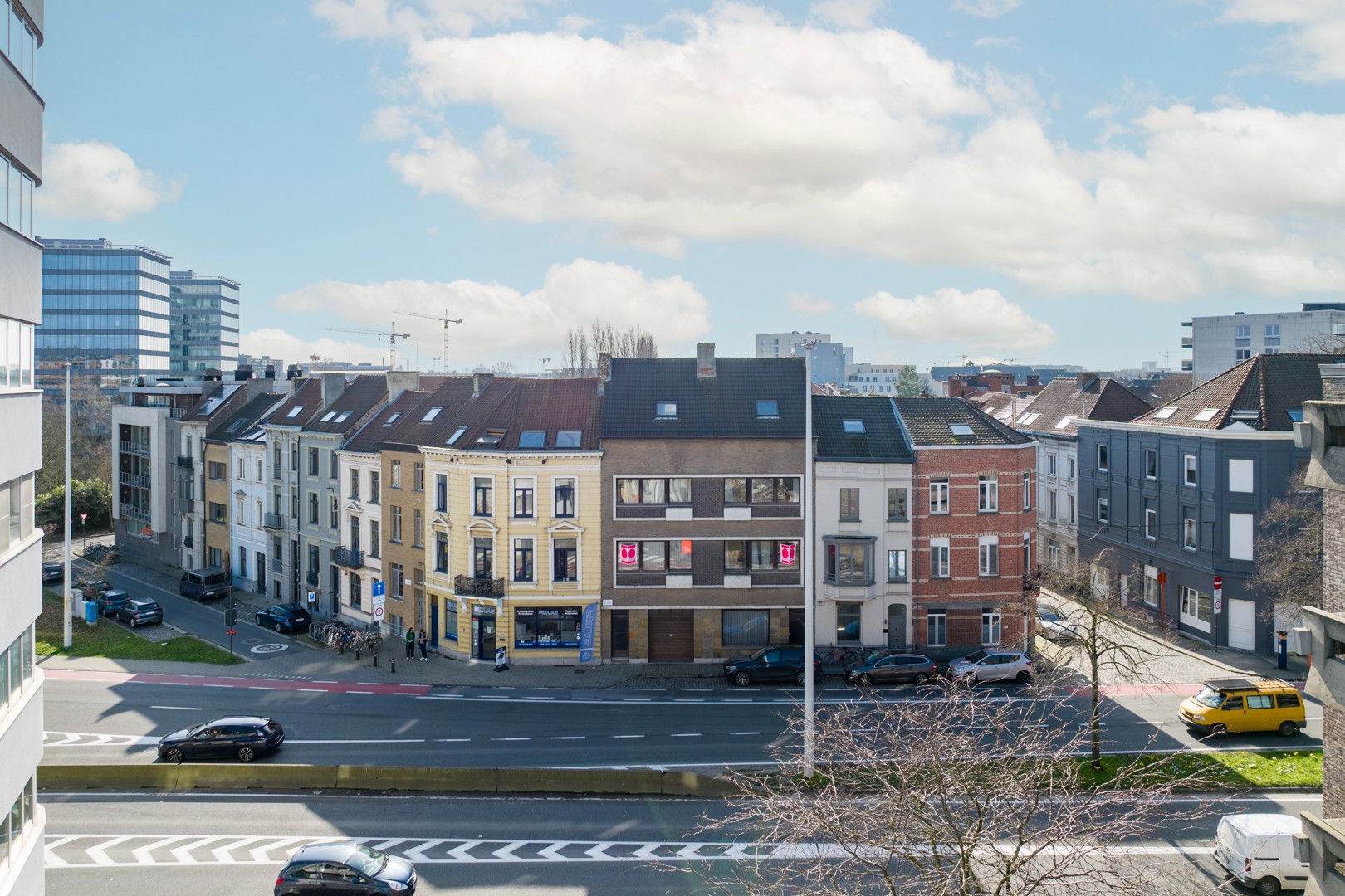 Ruim te renoveren woning met garage en zuidgerichte tuin op een boogscheut van het stadscentrum. - foto 3