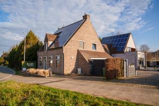 Uniek vastgoed met woonst en erkend vakantiecomplex (4★) in het hart van de Vlaamse Ardennen. Volledige infobrochure via deze link : https://tinyurl.com/ytrmvmch
In de rustige Koppenhollestraat te Geraardsbergen bevindt zich deze uitzonderlijke eigendom, beter bekend als “Hakuna Matata”. Het domein combineert enerzijds een volledig vernieuwde FAMILIEVILLA (2020) waar je geniet van een warme en comfortabele woonomgeving met zicht op het omliggende groen en anderzijds een VAKANTIECOMPLEX met luxe-allure (2009) bestaande uit 3 hoogwaardige vakantiewoningen met elk een eigen badkamer en professioneel uitgeruste gemeenschappelijke keuken. Faciliteiten : verwarmd buitenzwembad, relaxerende tuin met speelpleintje, trampoline, hottub, sauna, petanque, Oklahoma BBQ,... officieel erkend met 4 sterren en nog steeds te boeken onder meer via booking.com. De eigendom biedt een zeldzame combinatie van privé wonen en toeristische exploitatie, ideaal voor wie wonen en ondernemen wil combineren of op zoek is naar een interessante investering in de sterk groeiende toeristische regio van de Vlaamse Ardennen.  Dankzij de uitstekende reputatie, sterke online aanwezigheid en de aantrekkelijke ligging in een populaire fiets- en wandelregio beschikt het domein over een bewezen verhuurpotentieel.
Het geheel is rustig gelegen maar toch vlot bereikbaar, op korte afstand van het centrum van Geraardsbergen, de Muur van Geraardsbergen, Paira Daiza en tal van recreatieve routes.
Optimaal qua energie met een EPC level A, hoog in comfort met de warmtepompen,  thuisbatterijen (privé : 10kWh en vakantiewoning : 21,5kWh)) en de zonnepanelen (17,35kWp) gestuurd door het slimme EMS-systeem. 🎥 Vraag een begeleid bezoek aan met vastgoedmakelaar Cedric via tel naar zijn TEAM op 054 41 25 00