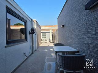 Welkom in deze volledig gerenoveerde woning (EPC B - overal airco) met 3 slaapkamers op wandelafstand van Kortrijk-centrum, met een zonnig tuinterras. Mogelijkheid tot huren van een garage en fietsenberging in de straat.<br /><br />We komen de woning binnen via een mooie hall die toegang geeft tot de zeer lichtrijke leefruimte met eetplaats. De aangrenzende op maat gemaakte keuken is praktisch ingericht en voorzien van alle toestellen. In de badkamer vinden we een mooi meubel met dubbele lavabo en een luxueuze inloopdouche. Er is een afzonderlijk toilet. <br /><br />De 1e verdieping bereiken we via een mooie houten trap. We vinden er 2 ruime slaapkamers terug. De indrukwekkende “master bedroom” bevindt zich op de 2e verdieping en is zoals de rest van de woning tot in de puntjes afwerkt.<br /><br />De onderhoudsvriendelijke tuin omvat een zonnig terras en een handige bergruimte. Onder de woning bevindt zich nog een grote kelder. <br /><br />+ EPC B, inclusief 12,6 m² zonnepanelen<br />+ airco in de hele woning<br />+ volledig instapklaar <br /><br />De geafficheerde prijs van 299.000 euro is een vanafprijs. Elk bod vanaf 299.000 euro of hoger wordt voorgelegd aan de eigenaar die dit bod al dan niet kan aanvaarden.<br /><br />* De 2 foto's waarop de woning leeg te zien is, zijn met AI gegenereerd.