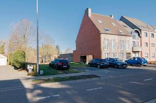 <strong><u>Rustig en toch centraal gelegen projectgrond voor appartementen of andere invulling op 4 aren 7 centiaren in het centrum van Diepenbeek!<br /><br />TROEVEN:</u></strong><br />- Zeer vlot bereikbare locatie in het gezellige Diepenbeek <br />- Perceel van 4 aren 7 centiaren <br />- Invulling naar keuze en te bespreken met de gemeente naar haalbaarheid<br /><br />Dit perceel projectgrond ligt op een interessante locatie in het hart van Diepenbeek, een gezellige gemeente die omgeven wordt door veel groen en zeer goed bereikbaar is. Het perceel ligt op de Europalaan, links van het appartementsgebouw op huisnummer 4. <br /><br />Over het <u>algemeen</u> is er toegelaten: <br />- bouwzone van 20 meter gelijkvloers (op dit perceel is er een <strong>gelijkvloerse bouwzone</strong> van <strong>17 meter</strong> indien je de verplichte afstanden tot aan de perceelsgrenzen respecteert); <br />- bouwzone van <strong>15 meter</strong> op de <strong>verdieping</strong>; <br />- Handelsgelijkvloers is toegestaan (geen verplichte staanplaatsen)<br />- 1e verdiep mag terras op dak gelijkvloers hebben<br />- 2e verdiep bedoeling terras inpandig te maken (minimum 9m² per terras)<br />- afstand van <strong>3 meter tot de achterste perceelsgrens</strong> dient te worden bewaard; <br />- Een gabarit (zijdelingse omtrek van het gebouw) van <strong>3 bouwlagen (gelijkvloers, eerste verdieping en 2e verdieping) met hellend dak</strong> wordt toegestaan<br />- Dakkapel mag maximaal 1/3 van de breedte zijn <br />- 1,3 parking per appartement voorzien<br />- gemiddeld minimum 80m² per entiteit<br />- Vanaf 6 appartementen ondergronds<br /><br /><strong>Idee maximalisatie</strong> (natuurlijk verder uit te werken en bespreken met de gemeente):<br />- Helft gelijkvloers opofferen voor voldoende parking te kunnen creëren<br />- Andere helft gelijkvloers voor handel bewaren (= geen parkeervoorziening van toepassing)<br />- 1e verdiep 2 appartementen<br />- 2e verdiep 2 appartementen<br />- 3e verdiep 1 appartement<br />- Geen verplichting om ondergronds te parkeren<br /><br />De mogelijkheden op dit perceel zijn legio: je kan er een woning, handelsruimte met bovenliggende woongelegenheden of appartementencomplex bouwen. Het RUP Centrum en de daarin opgenomen voorschriften zijn van toepassing (algemene voorschriften en artikel 15 'gesloten bebouwing'): https://download.dsi.omgeving.vlaanderen.be/be.vl.omg.dsi.stukonderdeel.RUP_71011_214_00013_00001.DV.6.Dossierstuk.SV.1_1. <br />Concrete plannen kunnen altijd ter bespreking worden voorgelegd aan de gemeente Diepenbeek om te bekijken of jouw project een haalbaar idee is. <br /><br />Aan de straatzijde is het perceel ongeveer 12,80 meter breed en aan de achterzijde 18,40 meter. Op het diepste punt is het perceel ongeveer 26,70 meter.<br /><br />Wekt deze opportuniteit uw interesse voor een toekomstig project? Laat het Koen weten en verkrijg alle informatie.<br /><br />Tot snel!
