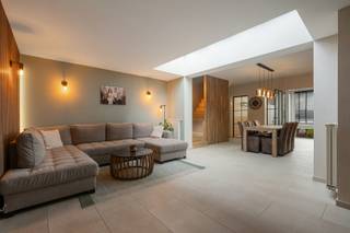 Sign up for the viewing moment on Wednesday 25/03 via our website:<br />https://benjaminverkoopt.be/panden/instapklare_woning_met_3_slaapkamers_en_achterliggend_tiny_house_in_geluwe/<br />- Quiet location with easy access: Beselarestraat 133 in Geluwe<br />- Fully renovated house with tiny house in the garden<br />- Large living space with open kitchen<br />- Office/playroom<br />- Bathroom with bathtub, walk-in shower, washbasin and second toilet<br />- Convenient laundry room/storage<br />- 3 full-sized bedrooms<br />- Large driveway<br />- Garden with terrace and tiny house: complete with kitchen, bathroom, toilet and private garden<br />- EPC: 134 kWh/m²/year, label B<br />- Compliant electricity<br />- 25.2 m² of solar panels<br />- Central gas heating with radiators + 2 air/air heat pumps<br />- Asbestos-free<br />- Well present<br />- Asking price: € 349,000