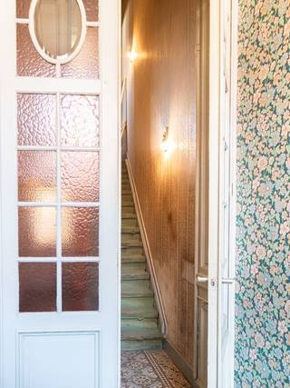 <p>Authentiek wonen met ruimte en charme. Deze statige herenwoning biedt een unieke kans voor wie houdt van karakter en renovatiepotentieel. Gelegen in het centrum van Wijnegem, op wandelafstand van winkels, openbaar vervoer en het park, combineert deze woning authenticiteit met een zee aan mogelijkheden om een karakterpand volledig naar eigen smaak te renoveren.</p><p>De woning beschikt over een inkomhal met authentieke trap - een grote leefruimte met veel lichtinval - een aparte eetkamer en keuken - vijf tot zes ruime slaapkamers - een veranda met uitzicht op de groene tuin - een kelder. De solide structuur en royale kamers vormen de ideale basis voor een droomrenovatie.</p><p><br /></p><p>•Authentieke elementen, hoge plafonds, mooie vloeren en royale kamers</p><p>•Volledig renovatieproject</p><p>•Centrale ligging in Wijnegem</p>