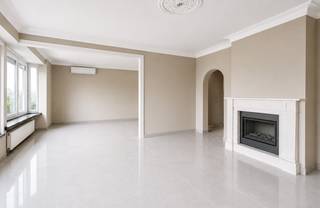 Op een absolute toplocatie in Antwerpen, op wandelafstand van het Centraal Station, de Diamantwijk, tal van winkels, gezellige horecazaken en openbaar vervoer, bevindt zich dit uitzonderlijk ruime en lichtrijke appartement op de vijfde verdieping.<br /><br /><span><strong>INDELING</strong></span>:<br /><br />Via de ruime inkomhal wordt u meteen verwelkomd in de indrukwekkende leefruimte, waar de grote raampartijen zorgen voor een prachtige lichtinval en een bijzonder open en aangename sfeer creëren. De leefruimte geeft uit op een eerste balkon aan de voorzijde, ideaal voor een kopje koffie in de ochtend.<br /><br />De afgesloten keuken beschikt over veel werk- en opbergruimte en biedt toegang tot een tweede buitenruimte.<br /><br />Verder beschikt het appartement over drie volwaardige slaapkamers. Eén slaapkamer is uitgerust met een eigen dressing en een aparte lavabo, terwijl een andere slaapkamer toegang biedt tot een aanleunend terras. Zowel de leefruimte als alle slaapkamers zijn voorzien van airconditioning, wat garant staat voor een optimaal wooncomfort, het hele jaar door.<br /><br />De ruime badkamer is ingericht met een dubbele lavabo, een toilet en een douche geïntegreerd in een luxueus jacuzzibad, waardoor u hier in alle comfort kunt ontspannen. Daarnaast is er nog een afzonderlijk gastentoilet aanwezig.<br /><br /><span><strong>BIJZONDERHEDEN</strong></span>:<br /><br />- Uitzonderlijk ruime en lichtrijke leefruimte<br />- Airconditioning in de leefruimte en alle slaapkamers<br />- Drie buitenruimtes/terrassen<br />- Gemeenschappelijke kosten: €150/maand<br />- Beschikbaar vanaf 1 juli 2026