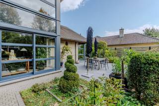 Deze Dumobil-villa, gelegen in een rustige, doodlopende straat in Dikkelvenne, combineert esthetiek en bouwtechnische kwaliteit op...