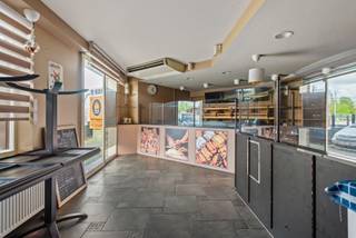 Ingerichte handelsruimte op de gelijkvloerse verdieping tegenover het station van Herentals.<br /><br />Indeling en omschrijving:<br />Gelijkvloerse handelsruimte van ca. 66 m² die zich recht over het station van Herentals bevindt. Winkel voorzien van toonbank, koelkasten, oven en opbergkasten. Achteraan de berging met vriezers en opbergmogelijkheden. Aparte keuken met spoelbak. <br />Terras aan de voorzijde (mits vergoeding te betalen aan de stad voor gebruik van voetpad).<br /><br />Extra info: handelsruimte I <span>EPC label B I infoplicht: <span>in aanvraag</span> I watertoets: P-score: D I G-score: D.</span>