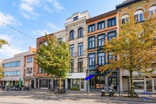 <p><span>Casco handelspand te huur in de levendige Statiestraat</span></p><p><span> </span></p><p><span>Op zoek naar een locatie voor uw handelszaak? Dit casco handelspand in de Statiestraat in Berchem combineert een open ruimte met hoge plafonds en een levendige commerciële omgeving. De omliggende winkels en horeca en de nabijheid van station Antwerpen-Berchem bieden een aantrekkelijk potentieel klantenpubliek van buurtbewoners, pendelaars en bezoekers. U richt het pand volledig in volgens de behoeften en uitstraling van uw zaak.</span></p><p><span> </span></p><p><span>Indeling</span></p><p><span>Het handelspand met functie detailhandel bestaat uit één doorlopende ruimte met plafonds tot circa 3 meter. De open indeling biedt veel vrijheid om uw winkelconcept uit te werken, met ruimte voor productpresentatie, klantenontvangst en een praktische werkorganisatie. Daarnaast zijn er twee afzonderlijke toiletten voorzien.</span></p><p><span> </span></p><p><span>Belangrijkste troeven</span></p><ul><li><span>Levendige omgeving met winkels, horeca en een gevarieerd potentieel klantenpubliek</span></li><li><span>Station Antwerpen-Berchem op wandelafstand</span></li><li><span>Open handelsruimte, in te richten volgens uw eigen concept</span></li><li><span>Hoge plafonds tot circa 3 meter voor een ruimtelijk gevoel</span></li><li><span>Dak, achtergevel en zijgevels volledig geïsoleerd</span></li><li><span>Gemeenschappelijke kosten van € 40 per maand</span></li><li><span>Onmiddellijk beschikbaar</span></li></ul><p><span> </span></p><p><span>Huurvoorwaarden</span></p><p><span>Huurprijs: € 2.000 per maand, exclusief gemeenschappelijke kosten</span></p><p><span>Gemeenschappelijke kosten: € 40 per maand, inclusief het verbruik van de gemeenschappelijke delen en de blokpolis</span></p><p><span>Privatieve tussenmeters voor water, elektriciteit en gas</span></p><p><span>Onroerende voorheffing ten laste van de huurder</span></p><p><span>Huurwaarborg: zes maanden huur</span></p><p><span>Eenmalige bemiddelingsvergoeding voor het vastgoedkantoor, ten laste van de huurder: 15% van de jaarhuur, exclusief btw</span></p><p><span>Onmiddellijk beschikbaar</span></p><p><span> </span></p><p><span>Het gebouw</span></p><p><span>Het handelspand bevindt zich op het gelijkvloers van een kleinschalig gebouw dat in 2026 volledig werd gestript en gerenoveerd. De bovenliggende verdiepingen bieden plaats aan twee ruime duplexappartementen. Het gebouw beschikt ook over een gemeenschappelijke fietsenberging en kelderberging.</span></p><p><span> </span></p><p><span>Bij de renovatie werd aandacht besteed aan de energetische kwaliteit: het dak, de achtergevel en de zijgevels werden volledig geïsoleerd. De handelsruimte wordt casco aangeboden, zodat u de verdere inrichting kunt afstemmen op uw activiteit. Er is geen lift aanwezig.</span></p><p><span> </span></p><p><span>Ligging</span></p><p><span>De Statiestraat vormt een levendige omgeving waar wonen, winkelen en horeca samenkomen. Bakkers, slagers, supermarkten, bars, restaurants en koffie- en ontbijtadresjes trekken een gevarieerd publiek naar de buurt. Voor uw handelszaak biedt dit kansen om zowel lokale klanten als bezoekers aan te spreken.</span></p><p><span> </span></p><p><span>Station Antwerpen-Berchem ligt op wandelafstand en maakt de locatie ook aantrekkelijk voor pendelaars. Het centrum van Antwerpen is met de fiets in ongeveer vijf minuten bereikbaar. Met een Mobiscore van 9,5/10 zijn de nabijheid van voorzieningen en de bereikbaarheid te voet, met de fiets en met het openbaar vervoer belangrijke troeven voor klanten en medewerkers.</span></p><p><span> </span></p><p><span>Interesse om hier uw zaak uit te bouwen? Neem contact op voor meer informatie of een bezoek en ontdek de mogelijkheden van deze handelsruimte.</span></p><p><span> </span></p><p><span>De informatie in deze brochure wordt uitsluitend ter informatie verstrekt. Kandidaat-huurders dienen zich voor de beoordeling, controle en interpretatie van de verstrekte gegevens steeds te baseren op de officiële documenten en hun eigen onderzoek.</span></p><p><span> </span></p><p><span> </span></p>