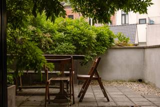 <p><span>Situé dans la charmante Bennesteeg, au cœur du centre historique de Gand, cet exceptionnel immeuble mixte a été entièrement rénové avec un souci particulier de l’architecture, de l’authenticité et du confort contemporain. Une propriété unique où habitation, activité professionnelle et investissement se rencontrent dans un emplacement de premier choix.</span></p>
<p><span>SCORE DE MOBILITÉ : 9,5/10</span></p>
<p><span>Grâce à sa situation centrale, les commerces, restaurants, sites culturels et transports en commun sont accessibles à pied, tout en bénéficiant d’un calme et d’une intimité remarquables en plein centre-ville.</span></p>
<p><strong><span>Disposition et atouts :</span></strong></p>
<ul>
<li><span>Impressionnante ouverture verticale avec des plafonds atteignant jusqu’à 13 mètres de hauteur</span></li>
<li><span>Luminosité exceptionnelle et remarquable sensation d’espace dans l’ensemble du bâtiment</span></li>
<li><span>Espace au rez-de-chaussée actuellement aménagé en chambre, mais parfaitement adapté à une profession libérale, un cabinet ou un bureau</span></li>
<li><span>Accès direct à une cour intérieure discrète</span></li>
<li><span>Séjour lumineux au premier étage avec salle à manger attenante et cuisine entièrement équipée</span></li>
<li><span>Deuxième étage comprenant un hall de nuit, une salle de bains et l’accès à la terrasse sur le toit</span></li>
<li><span>Suite parentale exclusive au dernier étage offrant une vue unique et dégagée sur le Beffroi de Gand</span></li>
<li><span>Sous-sol permettant l’aménagement d’une salle de bains supplémentaire</span></li>
<li><span>Rénovation haut de gamme alliant parfaitement caractère historique et confort moderne</span></li>
<li><span>Nombreuses possibilités d’utilisation comme résidence privée, bien mixte ou investissement</span></li>
<li><span>Rendement attractif grâce à une exploitation réussie en location de courte durée</span></li>
</ul>
<p><span>Cette propriété de caractère rare constitue une opportunité unique pour ceux qui souhaitent conjuguer architecture, tranquillité et vie urbaine. Élégance, authenticité et polyvalence se rencontrent dans l’un des emplacements les plus prisés de Gand.</span></p>
<p><strong><span>Intéressé(e) ?</span></strong><br /><span>Contactez THOMAS au +32 474 26 27 58 ou via </span><span>info@vicusvastgoed.be</span><span> pour plus d’informations ou pour organiser une visite.</span></p>