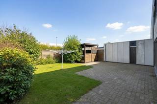 SOLIDE WONING met GROTE TUIN in een DOODLOPENDE STRAAT. Via de inkomhal kom je in de GEZELLIGE, LICHTRIJKE LEEFRUIMTE MET OPEN HAARD, waar...