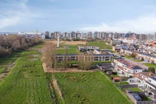 Cette agréable maison familiale est située dans une rue calme en impasse à l'entrée d'une magnifique et paisible zone naturelle à Heist. Un emplacement particulièrement agréable pour ceux qui veulent vivre au centre tout en profitant pleinement du calme, de la verdure et de l'espace. La maison a été construite en 2003 et offre, grâce à ses grandes fenêtres et à la lumière abondante, une expérience de vie ouverte et agréable. Le salon est en connexion directe avec la terrasse et le jardin confortable, ce qui crée une belle continuité entre l'intérieur et l'extérieur.<br /><br />Un atout majeur est l'emplacement exceptionnel. À travers la zone naturelle, vous pouvez marcher jusqu'à la digue de Heist en environ 10 minutes. Les magasins, les commodités et le centre-ville sont également à courte distance. De plus, il y a suffisamment de places de parking dans les environs.<br /><br />En ce qui concerne l'énergie et le confort, la maison est également bien équipée. L'installation électrique est conforme et la maison dispose d'une étiquette énergétique B, avec un score à seulement quatre points d'une étiquette A. De plus, une dizaine de panneaux solaires sont installés, ce qui constitue un atout supplémentaire en matière d'habitat économe en énergie.<br /><br />La maison compte pas moins de quatre chambres, ce qui la rend particulièrement adaptée comme maison familiale ou comme base confortable sur la côte belge. Le garage spacieux peut accueillir jusqu'à deux voitures et offre également un espace de stockage nécessaire.<br /><br />En résumé, une maison particulièrement agréable dans un endroit calme et verdoyant, où vous pourrez profiter de la combinaison de la nature, de l'intimité et de la commodité. La proximité de la digue, des quatre chambres, du jardin, des panneaux solaires et surtout du garage spacieux pour deux voitures font de cette maison une offre particulièrement intéressante pour ceux qui veulent vivre paisiblement à Heist, sans sacrifier la commodité et la proximité de la côte.<br /><br />Intéressé ? Contactez-nous pour une visite sur place.