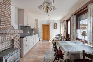 In het hart van Kruibeke vinden we deze op te frissen woning.Centraal gelegen en vlakbij invalswegen.We komen de woning binnen via de inkomhal, die...