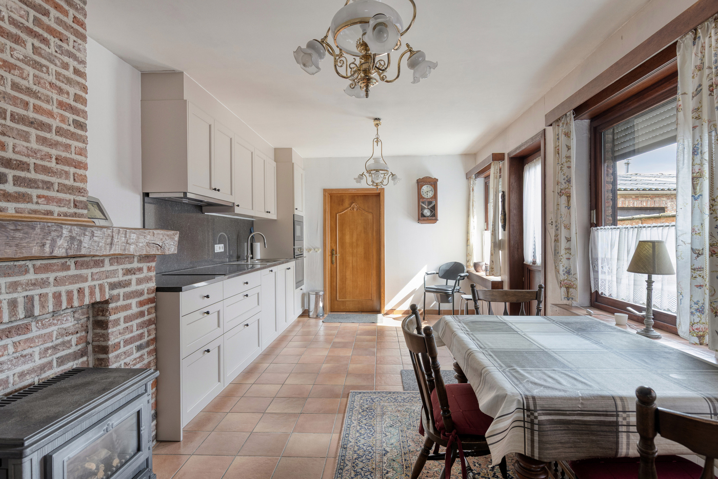 Op te frissen woning met 3 slaapkamers in hartje Kruibeke - foto 2