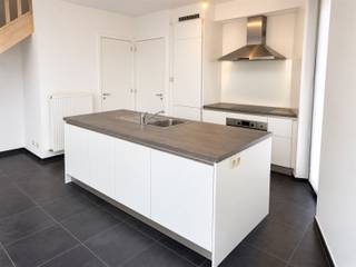 Stadswoning in het Clarenhof met 2 slaapkamers en tuin! De woning is gelegen in het bruisende centrum van Mechelen, op wandelafstand van winkels, scholen, openbaar vervoer en zo veel meer. Via de inkomhal met apart toilet en wasberging bereiken we de keuken met eetplaats. Deze heeft zeer veel lichtinval met toegang tot de tuin. De tuin heeft een achterpoortje dat uitgeeft op het binnenplein van residentie Clarenhof. De eerste verdieping bevat de woonkamer (op mezzanine). Op de tweede verdieping bevinden zich de 2 slaapkamers en badkamer met toilet, enkel lavabomeubel en ligbad. Verder beschikt het appartement nog over een kelderberging. Vrij vanaf 01/08/2026
