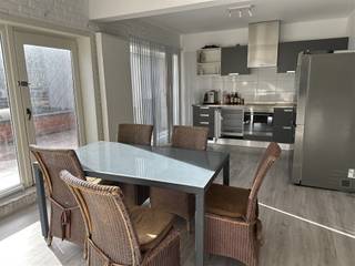 Heel ruim appartement (238m2!) vlakbij strand, openbaar vervoer en winkels. Gelegen op 1ste, 2de en 3de verdieping (geen lift). Indeling: (1ste)...