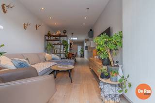 BEZOEKDAG 20/06/26 VAN 10u TOT 12u (enkel op afspraak!)<br /><br />BERLARE - Bent u op zoek naar een instapklare woning op een uitstekende locatie? Dan is deze volledig gerenoveerde woning aan de stadsrand van Berlare beslist een bezoek waard.<br /><br />De woning geniet van een zeer vlotte bereikbaarheid dankzij de nabijheid van alle belangrijke invalswegen, winkels en openbaar vervoer. Bovendien werd de woning smaakvol en kwalitatief gerenoveerd, met oog voor comfort en energiezuinig wonen. Zo beschikt de woning onder meer over zonnepanelen, wat zorgt voor een lagere energiefactuur en een duurzame meerwaarde.<br /><br />Bij het betreden van de woning komt u terecht in een verzorgde inkomhal met praktische bergingen en een volledig geïnstalleerde badkamer. Verder biedt het gelijkvloers een prachtige, volledig uitgeruste keuken met eetplaats, die naadloos overgaat in de gezellige leefruimte. Vanuit de living heeft u rechtstreeks toegang tot de aangename, zuidgerichte tuin waar het heerlijk vertoeven is.<br /><br />Op de eerste verdieping bevinden zich twee ruime slaapkamers, ideaal voor starters, jonge gezinnen of als investering.<br /><br />Kortom: een perfecte instapklare woning voor wie zorgeloos wil wonen of op zoek is naar een interessante investering op een toplocatie. Interesse? Neem gerust contact op via 053 60 65 60.