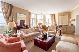 <strong>Deze unieke en riante DUPLEX PENTHOUSE van ca. 350m² bevindt zich in een prachtig gebouw in<span> art-decostijl </span>en beschikt over een royaal zonnig DAKTERRAS van ca. 100m². Gelegen op wandelafstand van het stadspark, winkels, ziekenhuizen, scholen Station, belangrijke in-en uitvalswegen, biedt deze woning een perfecte combinatie van ruimte, comfort en locatie.</strong><br /><br /><span><strong>INDELING</strong></span><span><br /></span>U komt binnen in de ruime INKOMHAL die toegang geeft tot de stijlvolle EETRUIMTE van ca. 38m² en de aangrenzende ZITRUIMTE van ca. 40m², beide afgewerkt met parketvloeren. Aansluitend bevindt zich het BUREAU van ca. 15m², eveneens op parket.<br /><br />Verder is er een gastentoilet en een ingemaakte vestiairekast. De volledig uitgeruste KEUKEN van ca. 30m² is voorzien van alle moderne comfort met opbergkasten en toestellen waaronder een gasvuur met dampkap, afwasmachine, oven en een dubbele koelkast met diepvries. De keuken geeft bovendien uit op een gezellig TERRASJE van ca. 6m². Vanuit de NACHTHAL, die is ingericht als een ruime INLOOPDRESSING, bereikt u zowel de eerste SLAAPKAMER van ca. 17m² als de MASTERBEDROOM van ca. 24m². De BADKAMER van ca. 16m² is luxueus ingericht met een ruime inloopdouche, dubbele wastafel, ligbad en sauna, en beschikt daarnaast over een eigen BALKON van ca. 3m².<br /><br /><span><br /></span>Via een vaste trap bereikt u de <em>BOVENVERDIEPING</em>, die is ingericht als een volwaardig één slaapkamer appartement. Hier bevindt zich de tweede BADKAMER, uitgerust met een inloopdouche, een wasmeubel en een toilet. Aansluitend treft u het SALON/BUREAU aan, met ensuite de derde SLAAPKAMER van ca. 10m². Vanuit de daghal bereikt u de tweede KEUKEN, die eveneens voorzien is van opbergkasten en toestellen; een gasvuur, spoelbak en een afwasmachine. De lichtrijke zitruimte die volgt, geeft uit in de karaktervolle TORENKAMER van ca. 18m². Dankzij de verschillende raampartijen heeft u van hieruit toegang tot het indrukwekkende ZONNETERRAS van ca. 100m², waar u in alle privacy en rust kan genieten van zon en uitzicht.<br /><br />De kelderberging van 9m² is inbegrepen. <br /><br /><span><strong>BIJZONDERHEDEN:</strong><br /></span>* Uniek duplex dakappartement met riant terras<br />* Gelegen op uitstekende locatie te centrum Antwerpen - Mobiscore 9,7<br />* Zeer goed authentiek, onderhouden gebouw in<span> art-decostijl.</span><br />* Inclusief kelderberging ca. 9m²<br />* Individuele verwarming op gas, dubbele beglazing<br />* Dak conform<br />* Diverse parkeermogelijkheden in de omgeving.