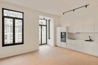 <p>Wonen in het <strong>hart van Antwerpen</strong>, met alles binnen handbereik. De <strong>Plantin en Moretuslei</strong> combineert stedelijke levendigheid met een uitstekende verbinding naar het centrum en de belangrijkste invalswegen. Winkels, horeca en <strong>openbaar vervoer</strong> liggen op wandelafstand, voor wie volop van de stad wil genieten.</p>
<p>Het appartement is volledig gerenoveerd in <strong>2026</strong> en bevindt zich in een verzorgd gebouw van vijf verdiepingen. Met <strong>91 m²</strong> biedt het een royale indeling: een indrukwekkende <strong>leefruimte van 41 m²</strong>, een moderne <strong>witte keuken</strong> met inductievuur, twee <strong>slaapkamers</strong> (11 en 11 m²) en een aparte <strong>bureau</strong> die perfect dienst doet als thuiswerkplek of hobbyruimte.<br /><br />De zuidgerichte gevel zorgt voor een warme, natuurlijke lichtinval die het interieur ten volle tot zijn recht laat komen. <strong>Nieuw parket</strong>, een wit-met-zwart kleurenpalet en een strakke keuken geven dit appartement een frisse en tijdloze uitstraling. Instapklaar, comfortabel en op een locatie waar de stad voor uw deur ligt.</p>
