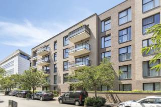 Well located near the VUB-ULB and Autoworld, just across the border with Ixelles, in Auderghem, in Avenue Ginette Javaux 5-7, beautiful...