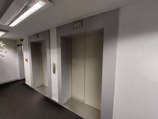 <p>Lumineus kantoor gelegen in het Diamantkwartier nabij Centraal-Station en Stadspark. Ruim kantoor, gelegen op de 6de verdieping aan de voorgevel. Oppervlakte: ca. 83m². Indeling : Inkomhal met veiligheidsdeur en wachtruimte, secretariaat met kitchenette in de ingemaakte kasten, twee burelen met ramen en safe room. Extra: Veel ingemaakte kasten, vloer overal op vernieuwd laminaat veel daglicht! Airco in elk bureel (warm + koud), security aan inkomhal. EPC – Label A. Zeker een bezoekje waard. Contacteer ons nu voor meer info en/of bezichtiging.</p>