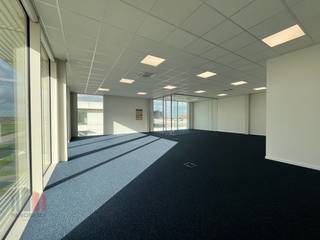 Recent en modern kantoorgebouw (2018) met een totale oppervlakte van 443,50 m² te huur op een toplocatie nabij de Knokkebaan (N44) en het op-...