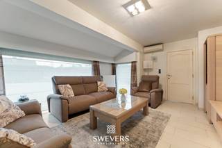 Voor meer info en foto’s, surf naar www.swevers.be – In een rustige en groene woonwijk in Koersel vind je deze instapklare gezinswoning op een perceel van 9a 33ca met zuidwestoriëntatie. De open bebouwing uit 1981 is bijzonder goed onderhouden en biedt met 170 m² bewoonbare oppervlakte alle comfort op één niveau. De woning beschikt over een lichtrijke woonkamer, aparte keuken met aansluitende berging, drie volwaardige slaapkamers, een badkamer met ligbad en extra bergruimtes. De inpandige garage van 25,48 m² en een kelder van 20,24 m² zorgen voor extra praktische ruimte. De grote zolder van 162 m² biedt uitbreidingsmogelijkheden mits aanpassing. De tuin biedt veel privacy en zon van ’s middags tot ’s avonds. Gelegen nabij scholen, winkels en belangrijke invalswegen richting Beringen, Heusden-Zolder en Hasselt, combineert deze woning rust met een vlotte bereikbaarheid. Voor meer informatie, bel 011 255 155. Bron bewoonbare oppervlakte: EPC – verslag.