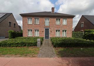 INDELINGGELIJKVLOERSInkomhal met ingemaakte kasten, berging onder de trap, trap naar 1ste verdieping, ruime lichte woonkamer met gashaard en...