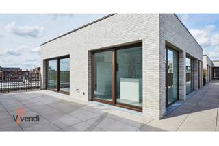 <p>Zonnige penthouse met groot terras en parkeerplaats tussen Grote Markt en Stadspark.<br />In de groene residentie Splichal, tussen de bruisende Grote Markt en het rustige Stadspark, vindt u deze recente, energiezuinige penthouse met een zuidgericht terras van maar liefst ca. 31 m².<br />Gelegen op de tweede verdieping (bereikbaar met lift of trap) beschikt dit dakappartement over een bewoonbare oppervlakte van ca. 88 m². U komt binnen via een inkomhal met gastentoilet. De ruime, volledig uitgeruste eetkeuken en de lichtrijke living geven beiden uit op het zonnige terras — ideaal voor ontbijt in de ochtendzon of een aperitief in de avond.<br />Verder biedt het appartement twee volwaardige slaapkamers, een praktische wasplaats en een moderne badkamer met inloopdouche.<br />Extra troeven:<br />1 Ondergrondse ruime parkeerplaats verplicht mee aan te kopen à 19.000,-€.<br />1 Privéberging én twee fietsenstallingen inbegrepen in deze prijs.<br />Voorzien van zonnepanelen (energiezuinig).<br />Voorzien van airco.<br />Rustige ligging én nabij alle voorzieningen.<br />Wg, Vg, Vv, Gvkr, Gmo.</p>