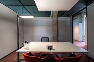 In het bedrijvencentrum V.Futurum bieden wij een moderne kantoorruimte te huur aan in Roeselare. Dit innovatieve bedrijfsvastgoed is ontworpen om ondernemingen te verbinden en samenwerking te stimuleren. Bent u op zoek naar een representatieve kantoorruimte te huur op een dynamische locatie? Dan biedt dit centrum de ideale uitvalsbasis voor uw onderneming.<br /><br />Het pand is uitstekend gelegen aan de Rijksweg in Roeselare, vlak bij het centrum. Dankzij deze strategische locatie kent de kantoorruimte te huur een vlotte verbinding met de belangrijkste uitvalswegen in de regio Roeselare.<br /><br />Oppervlakte: verschillende units beschikbaar van 14,8 m² tot 28 m².<br /><br />- Bemeubelde kantoren voorzien van ergonomisch afstelbaar meubilair<br /><br />- Individuele klimaatregeling en aangepaste verlichting per kantoor<br /><br />- Eigen, beveiligd netwerk per kantoorruimte<br /><br />- Onthaal met aanmeldmogelijkheden voor uw klanten<br /><br />- Sanitair per verdieping en een volledig ingerichte keuken met Miele-toestellen<br /><br />Aarzel niet om deze unieke kans te ontdekken. Bent u op zoek naar bedrijfsvastgoed bestaande uit een kantoor te huur in Roeselare? Aarzel dan niet om ons te contacteren op het nummer 051 21 22 23.<br /><br />Dit betreft een terbeschikkingstelling van kantoren met diensten.<br /><br />Bestuursmaatregelen in het maatregelenregister: nee
