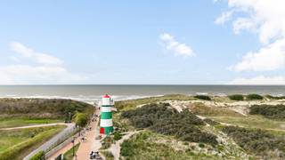 Ben je op zoek naar een instapklaar appartement aan zee, waar comfort, bereikbaarheid en rust hand in hand gaan? Dit gelijkvloerse appartement met twee slaapkamers is gelegen in een verzorgd domein op wandelafstand van het strand en tegenover de Royal Ostend Golf Club. Met de aangename leefruimte, open keuken en rechtstreekse toegang tot het terras of tuinzone, is dit appartement bijzonder geliefd bij wie op zoek is naar een tweede verblijf, een zorgeloze investering of een comfortabele woonst zonder trappen. De indeling is aangenaam en rationeel: twee volwaardige slaapkamers, een badkamer en voldoende bergruimte maken dit type appartement compleet. Bovendien zijn ze gelegen in een rustige, groene omgeving, perfect om te onthaasten. Een ideale appartement voor wie comfort, toegankelijkheid en ligging aan zee belangrijk vindt.