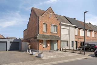 Deze instapklare woning beschikt op het gelijkvloers over een lichtrijke leefruimte met een aangrenzende open keuken die uitkijkt op de...