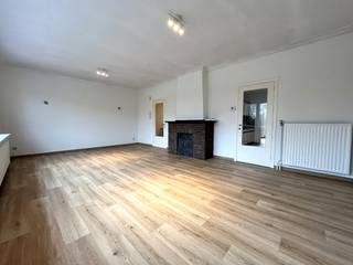 Dit zeer centraal gelegen appartement is gelegen op de eerste verdieping van een kleinschalig en goed onderhouden gebouw zonder lift. Recent werden...