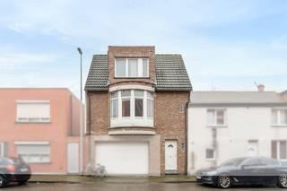 e koop: gezellig huis in Hamme, op korte afstand van het centrum en de belangrijkste invalswegen.

<p>Deze woning ligt in een residentiële buurt aan de stadsrand, waardoor u geniet van een rustige omgeving met alle voorzieningen binnen handbereik. De ruime living vormt het hart van het huis en biedt veel mogelijkheden voor een comfortabele inrichting. Met meerdere slaapkamers is dit pand ideaal voor wie op zoek is naar extra ruimte, of voor een startend gezin dat wil wonen nabij het centrum.</p>

<p>Belangrijkste ruimtes:<br />• Ruime living (30 m²) met veel lichtinval<br />• Keuken met dubbele spoelbak, dampkap en ingemaakte kasten<br />• Slaapkamer (12 m²) met voldoende ruimte voor een dubbel bed<br />• Badkamer (5 m²) met douche, toilet en wastafel in meubel<br />• Nachthal (2 m²)</p>

<p>Troeven:<br />• Nabij het centrum en invalswegen<br />• Grote living als centrale leefruimte</p>

<p>Neem vandaag nog contact op met uw ERA-makelaar voor een bezoek. JOUW DROOMHUIS. ZO GEVONDEN!</p>