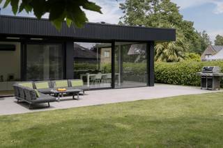 In de gegeerde Rodenburgverkaveling bevindt zich deze instapklare villa op een uitzonderlijk rustige ligging in een doodlopende straat. Hier geniet u van een residentiële woonomgeving, veel privacy en een zonnige zuidwestgerichte tuin.<br /><br />De woning werd gebouwd in 1978 en in 2020 grondig gerenoveerd en uitgebreid. Daarbij werd sterk ingezet op hedendaags wooncomfort en energiezuinigheid. Zo beschikt de woning over zonnepanelen, een thuisbatterij en een warmtepomp die zowel kan verwarmen als koelen.<br /><br />Binnenin valt meteen de aangename lichtinval op. De recente aanbouw met leefkeuken vormt het hart van de woning en biedt dankzij de grote raampartijen een prachtig zicht op de tuin. De leefruimtes sluiten mooi op elkaar aan en creëren een open en uitnodigende sfeer.<br /><br />Vanuit de inkomhal bereikt u een afzonderlijke bureauruimte, ideaal voor thuiswerk. Via enkele treden bereikt u het nachtgedeelte met drie slaapkamers, een badkamer en een aparte douchekamer.<br /><br />Ook praktisch heeft deze villa heel wat troeven. De woning is volledig onderkelderd en beschikt over een garage, wijnkelder en kruipkelder. De ruime oprit biedt bovendien plaats aan meerdere voertuigen.<br /><br />De ligging is een absolute meerwaarde, vlakbij scholen, winkels, AZ Groeninge en met een vlotte verbinding naar de R8 en E17.<br /><br /><br /><br />Bestuursmaatregelen in het maatregelenregister: nee