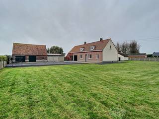 Deze landelijke hoeve is gelegen in Anzegem, op een boogscheut van het centrum van Waregem en vlakbij E17. De hoeve onderging recent...