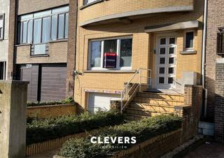 Welkom in dit charmant appartement, gelegen op de gelijkvloerse verdieping van een kleinschalige residentie met slechts drie woonunits.Bij...