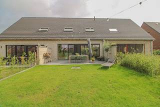 Energiezuinige nieuwbouwwoning in rustige buurt te Ingooigem

Deze sleutel-op-de-deurwoning biedt modern wooncomfort op een rustige, kindvriendelijke locatie in de Lindendries. 
De woning omvat een inpandige garage, inkomhal met toilet en een ruime leefruimte met open keuken en grote raampartij naar de tuin.
Boven bevinden zich drie slaapkamers en een volledig uitgeruste badkamer met inloopdouche, bad, lavabomeubel en hangtoilet. 

Buiten zijn oprit, terras en afsluiting inbegrepen.

De woning is bijzonder energiezuinig dankzij 14 zonnepanelen, vloerverwarming, ventilatiesysteem, en een regenwaterput van 10.000 L, met een E-peil tot maximum 19. 
Mogelijkheid tot plaatsing van warmtepomp. Met mogelijkheid inspraak materialen.

(Foto's modelwoning) 

Afspraak via emiel@immobeguin.be