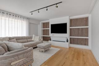 In het hart van Strombeek vindt u dit volledig vernieuwde en uitzonderlijk ruime appartement van maar liefst 190 m². Dankzij de centrale ligging bevinden winkels, openbaar vervoer en belangrijke invalswegen zich op wandelafstand.<br />Het appartement verwelkomt u via een aangename inkomhal die leidt naar de lichtrijke woonkamer van 33 m² met aansluitend een open ingerichte keuken. De ruime nachthal geeft toegang tot drie volwaardige slaapkamers, waarvan één beschikt over een en-suite badkamer. Daarnaast is er nog een aparte badkamer voor extra comfort.<br />Een bijkomende troef is de grote dressing, die eventueel ook kan worden ingericht als extra slaapkamer mits het plaatsen van een raam. Er kan ook nog een vijfde slaapkamer worden ingericht mits het plaatsen van een muur.<br />Het appartement werd volledig vernieuwd en is bovendien energiezuinig (score B) dankzij driedubbele beglazing en individuele verwarming op gas. Ingebouwde spots zorgen voor een moderne en stijlvolle afwerking.<br />Troeven: Bewoonbare oppervlakte van ca. 190 m², 3 ruime slaapkamers (mogelijkheid 5), en-suite badkamer + aparte badkamer<br />volledig vernieuwd, driedubbele beglazing, individuele verwarming op gas, centrale ligging in Strombeek<br />Een uniek en uitzonderlijk ruim appartement dat comfort, ruimte en een uitstekende ligging combineert.