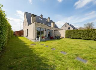 Deze aangename gezinswoning is <strong>CENTRAAL GELEGEN IN EEN RUSTIGE STRAAT, VLAKBIJ DE E17</strong>, en combineert een <strong>UITSTEKENDE BEREIKBAARHEID</strong> met een <strong>AANGENAME, GROENE LEEFOMGEVING</strong>. Dankzij de <strong>VLOTTE VERBINDINGEN RICHTING KRUISHOUTEM EN DEINZE</strong> is dit de ideale woning voor wie <strong>RUST EN NATUU</strong>R weet te appreciëren, zonder in te boeten aan <strong>BEREIKBAARHEID.</strong><br />De recente woning beschikt over een<strong> ENERGIEZUINIG KARAKTER </strong>en geniet van een <strong>OVERDADIGE NATUURLIJKE LICHTINVAL</strong>. Bij het betreden van de woning komt u in de inkomhal met <strong>GASTENTOILET </strong>en een <strong>EERSTE KAMER (IDEAAL ALS BUREAU OF HOBBYRUIMTE)</strong>. De <strong>RUIME, LICHTRIJKE WOONKAMER</strong> sluit aan op de <strong>HALFOPEN, VOLLEDIG INGERICHTE KEUKEN</strong>, met aansluitend een <strong>PRAKTISCHE BERGING</strong>.<br />Op de eerste verdieping bevinden zich <strong>TWEE VOLWAARDIGE SLAAPKAMERS</strong> en een <strong>MODERNE BADKAMER MET LIGBAD EN INLOOPDOUCHE.</strong> De <strong>INGERICH­TE ZOLDERVERDIEPING</strong> biedt ruimte voor een <strong>DERDE VOLWAARDIGE SLAAPKAMER</strong>.<br />Daarnaast beschikt de woning over een <strong>OPRIT EN INPANDIGE GARAGE</strong>, wat zorgt voor <strong>COMFORTABEL EN ZORGELOOS PARKEREN</strong>. In de <strong>ZONNIGE TUIN</strong> kan u <strong>VOLLEDIG TOT RUST KOMEN</strong> en genieten van het buitenleven.<br /><br />Adres: Hinneknokweg 9 - 9770 Kruisem<br />Beschikbaar vanaf 1 april 2026<br />Huurprijs: € 1190/maand<br />EPC: 142kWh/m²/jaar