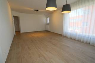 Zeer luxueus instapklaar appartement op 1e verdieping pal in het centrum van Zandhoven.EERSTE VERDIEPINGPrivate inkomhal met ingemaakte...