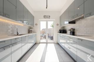 Gigantic, renovated home with garage, large terrace and 19 solar panels in NewportDescriptionThis exceptionally spacious and fully renovated home...