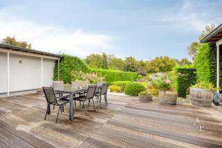 Deze bijzonder ruime woning in de Euerardstraat 53 te Eeklo combineert een uitstekende centrale ligging met maar liefst 341 m² bewoonbare oppervlakte op een perceel van 702 m². De woning is ontstaan door het samenvoegen van twee rijwoningen en werd in 2002 volledig gerenoveerd. Dankzij de uitzonderlijke ruimte en indeling zijn hier tal van mogelijkheden, waaronder het creëren van een kangoeroewoning, dubbele woonst of ruime gezinswoning.<br /><br />Deze woning wordt u exclusief aangeboden door Access Estate.<br />EERSTE BEZOEKDAG WOENSDAG 30 SEPTEMBER (op afspraak).<br />Contacteer ons via +32 470 06 80 15 of nathan@accessestate.be<br /><br />De woning beschikt momenteel over 4 slaapkamers, maar dankzij de royale oppervlakte kunnen op relatief eenvoudige wijze extra slaapkamers worden ingericht. Daarnaast zijn er 2 badkamers, 3 toiletten, een ruime bureauruimte en een bijzonder aangename, lichtrijke leefruimte van maar liefst 56 m².<br /><br />Een absolute troef is het uitstekende energetische karakter. De woning beschikt over een EPC van slechts 92 kWh/m²/jaar, goed voor een energielabel A. Bovendien is er geen asbest aanwezig, is de elektrische installatie conform en beschikt de woning over een lucht-lucht warmtepomp (airconditioning) en zonnepanelen met een totaal vermogen van 3.150 Wp. Daarnaast is er ook een regenwaterput van 5.000L.<br /><br />Ook op het vlak van parkeermogelijkheden scoort deze woning bijzonder sterk. Er zijn 2 inpandige garages, waardoor u niet alleen over ruime parkeergelegenheid beschikt, maar er ook steeds gemakkelijk voor de woning kan worden geparkeerd. Daarnaast is er voldoende ruimte om eenvoudig uw fietsen binnen te plaatsen.<br /><br />Achteraan bevindt zich een ruim en veelzijdig tuinhuis, dat eveneens als garage kan worden gebruikt. Bovendien is er een uitweg langs achter, wat een extra praktische troef vormt en de toegankelijkheid van het perceel aanzienlijk vergroot.<br /><br />De volledig aangelegde tuin biedt een aangename buitenruimte en vormt een mooie aanvulling op de royale woonoppervlakte. De 2 terrassen zorgen er dan weer voor dat er op elk moment van de dag kan genoten worden van de zon in een de rustige omgeving.<br /><br />Een uitzonderlijk ruime en veelzijdige woning die dankzij haar indeling, energetische prestaties en parkeermogelijkheden zowel gezinnen als kopers op zoek naar een kangoeroe- of meergeneratiewoning bijzonder veel mogelijkheden biedt.