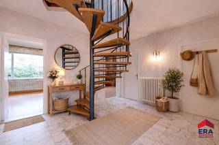 In de Oostveldstraat in Eeklo bevindt zich deze alleenstaande, karaktervolle woning op een uitzonderlijk ruim perceel van maar liefst 1.556 m²...